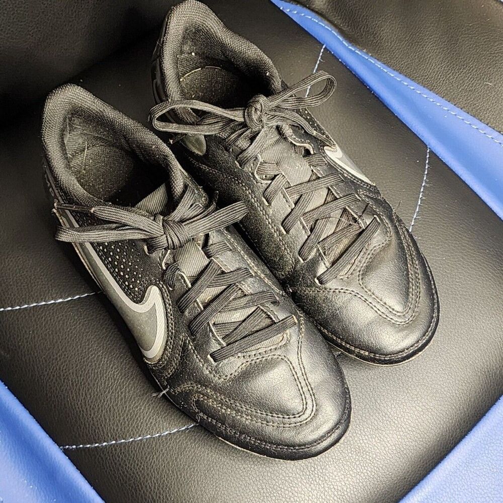 Boys Size 4.5Y Nike Black Tiempo Soccer Cleats DA1331-007.  H